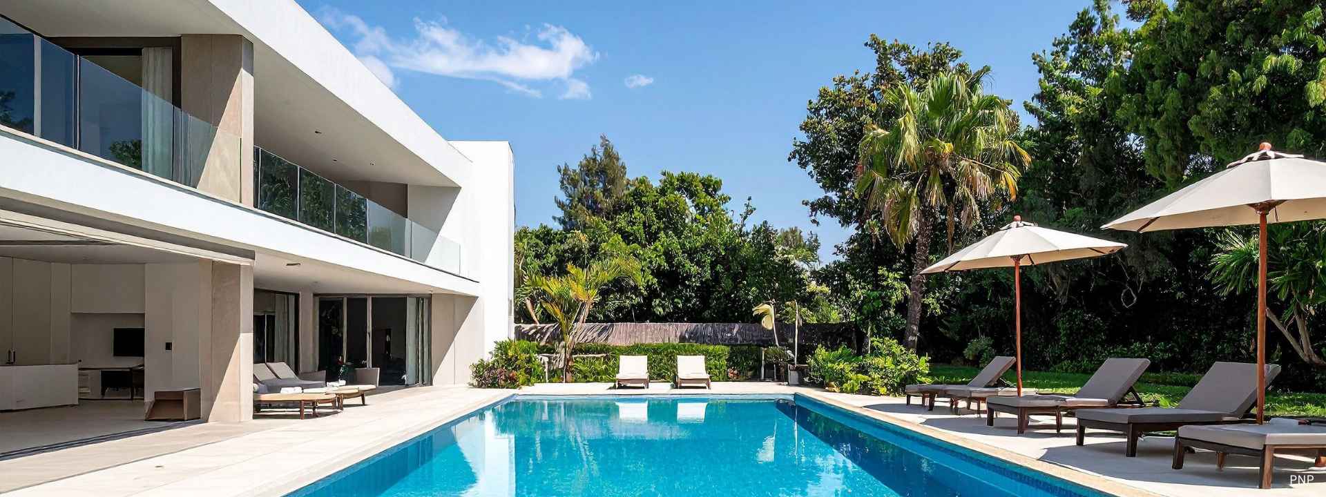 Modern villa in Phuket representing property ownership structures such as Sap Ing Sith for foreign buyers in Thailand